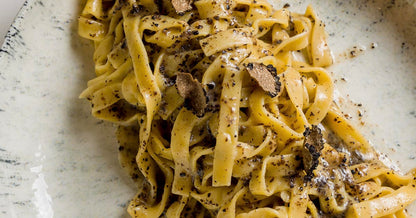 Trüffelsauce 10 % mit Trüffelscheiben (Salsa Tartufata)